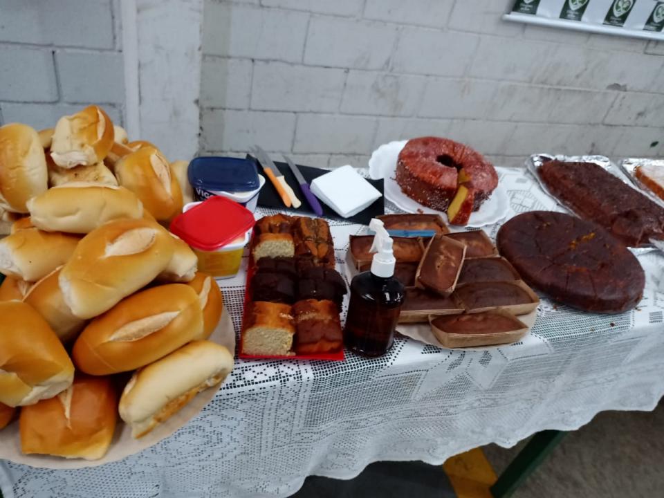 Foto 3 de 14 — Voluntários do Bem fazem café da manhã para coletores de lixo